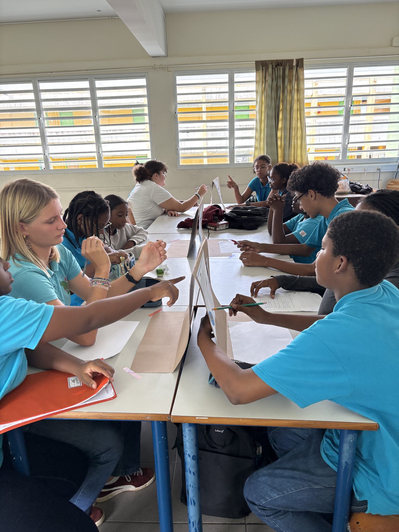 Travail en groupe au collège